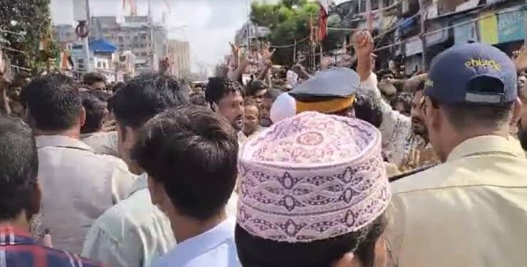 Mumbai: Muslim mob blocks Dharavi mosque demolition, damages BMC vehicles and blocks road